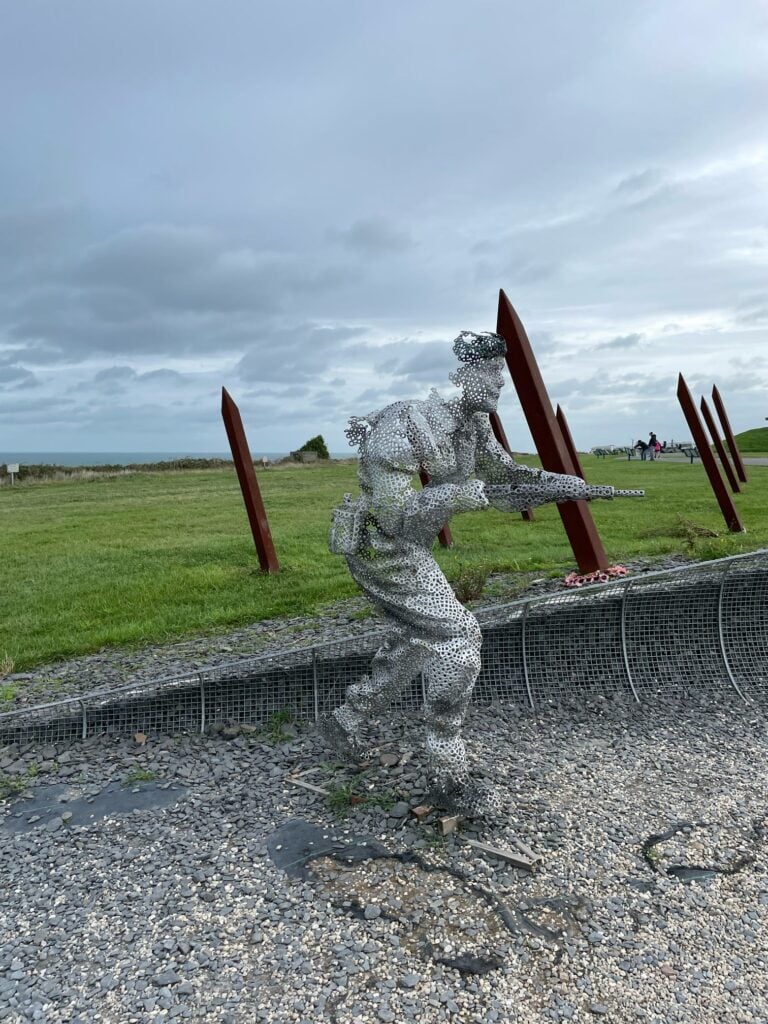 sculptures of soldiers at gold beach above arromanches-les-bains