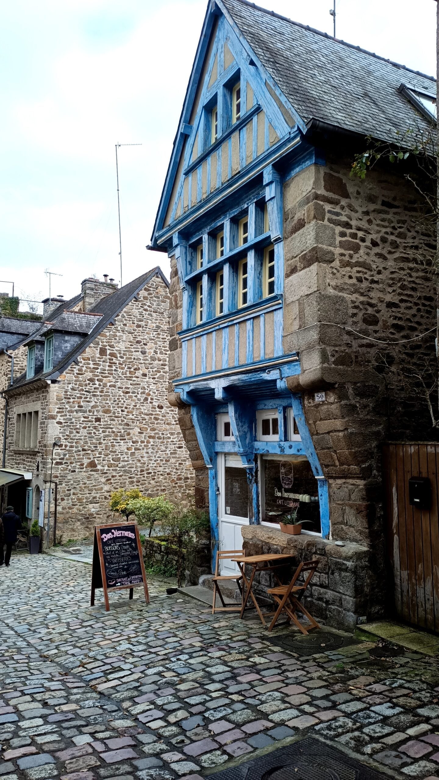 dos hermanas café in the rue jerzual in dinan